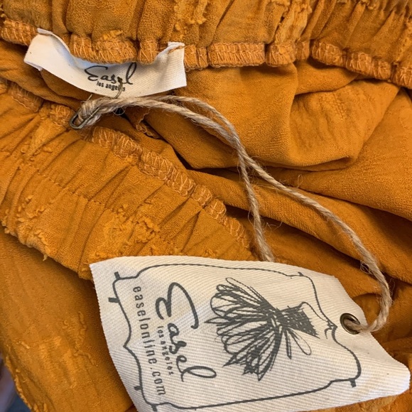 Easel Women's Golden Patterned Shorts NWT Medium - Picture 3 of 4